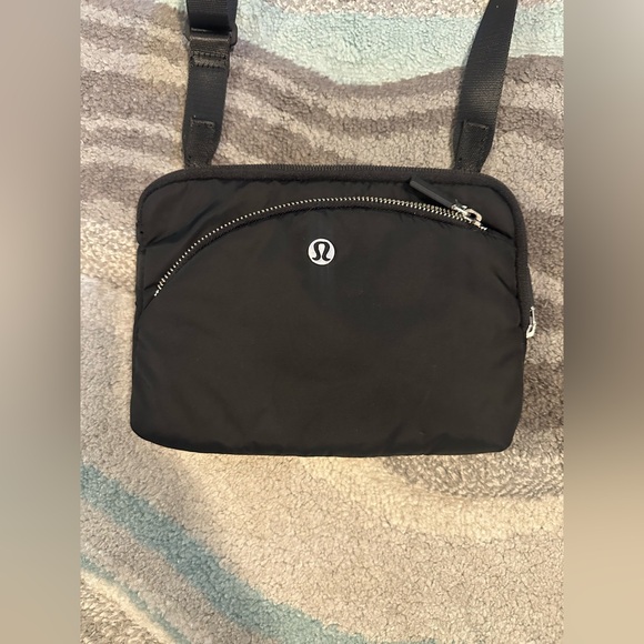 LULULEMON CURVED LINES CROSSBODY BAG - Picture 2 of 6